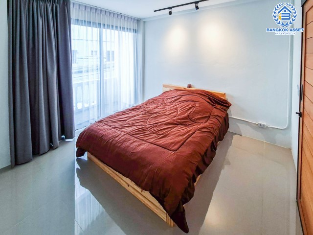 *****ทาวน์เฮ้าส์มือสองที่คุ้มที่สุด! ม.พิบูลย์ บางซื่อ เนื้อที่ 20 ตร.ว. ฟังก์ชัน 4 ห้องนอน 3 ห้องน้ำ สภาพสวย เดินระบบน้ำ-ไฟใหม่ พร้อมเฟอร์นิเจอร์! ทำเลดีใกล้เมือง! เชื่อมต่อรถไฟฟ้าสายสีม่วง "สถานีแยกติวานนท์" เข้า-ออกได้หลายทางทั้ง ถนนพิบูลย์สงคราม, ถนนวงศ์สว่าง และจุดขึ้นทางด่วน "ศรีรัช-วงแหวนรอบนอก"